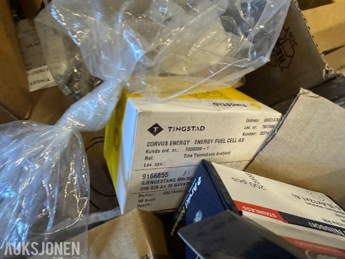 1 palle med diverse festemateriell