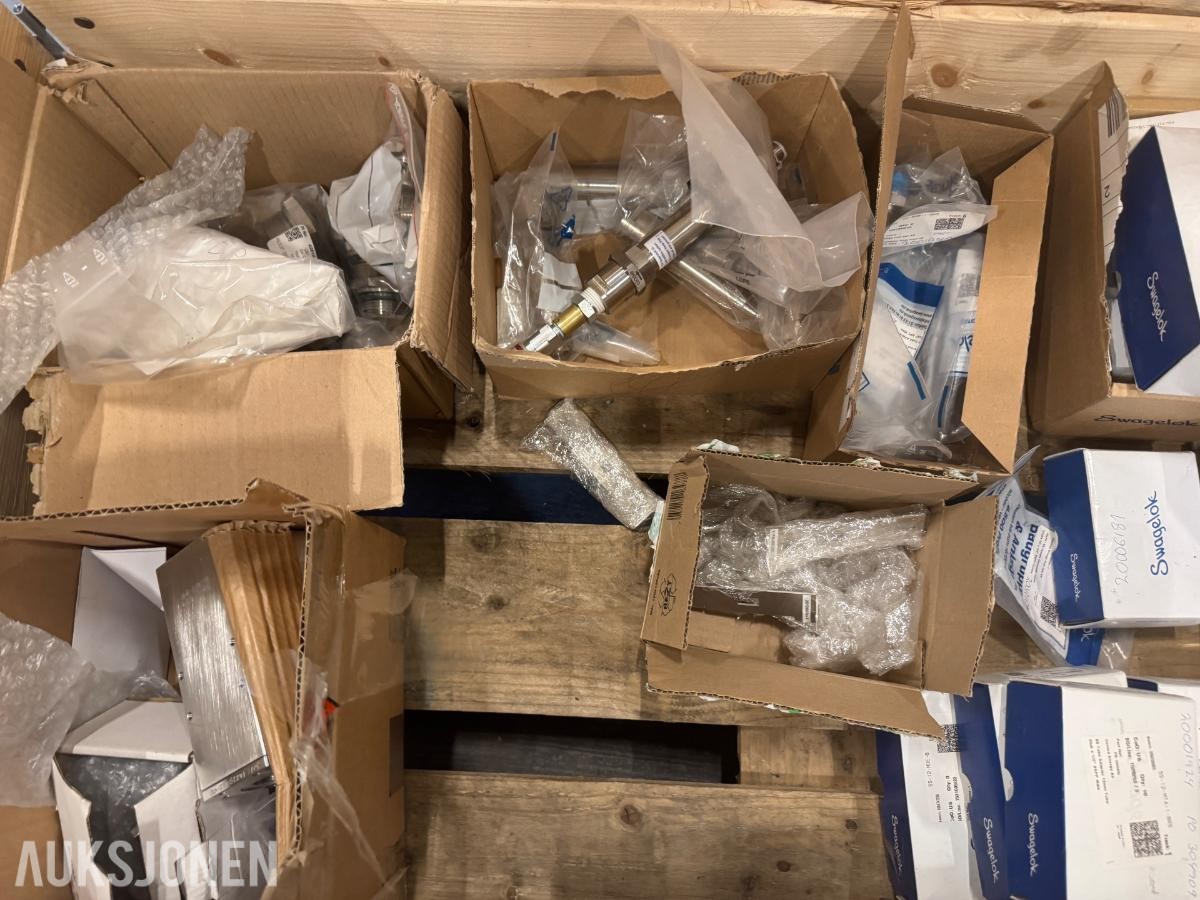 1 pall med diverse rørdeler og fittings