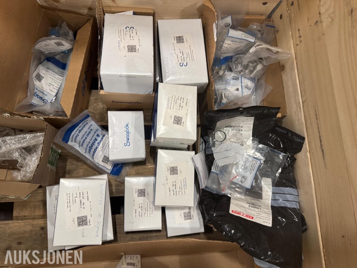1 pall med diverse rørdeler og fittings
