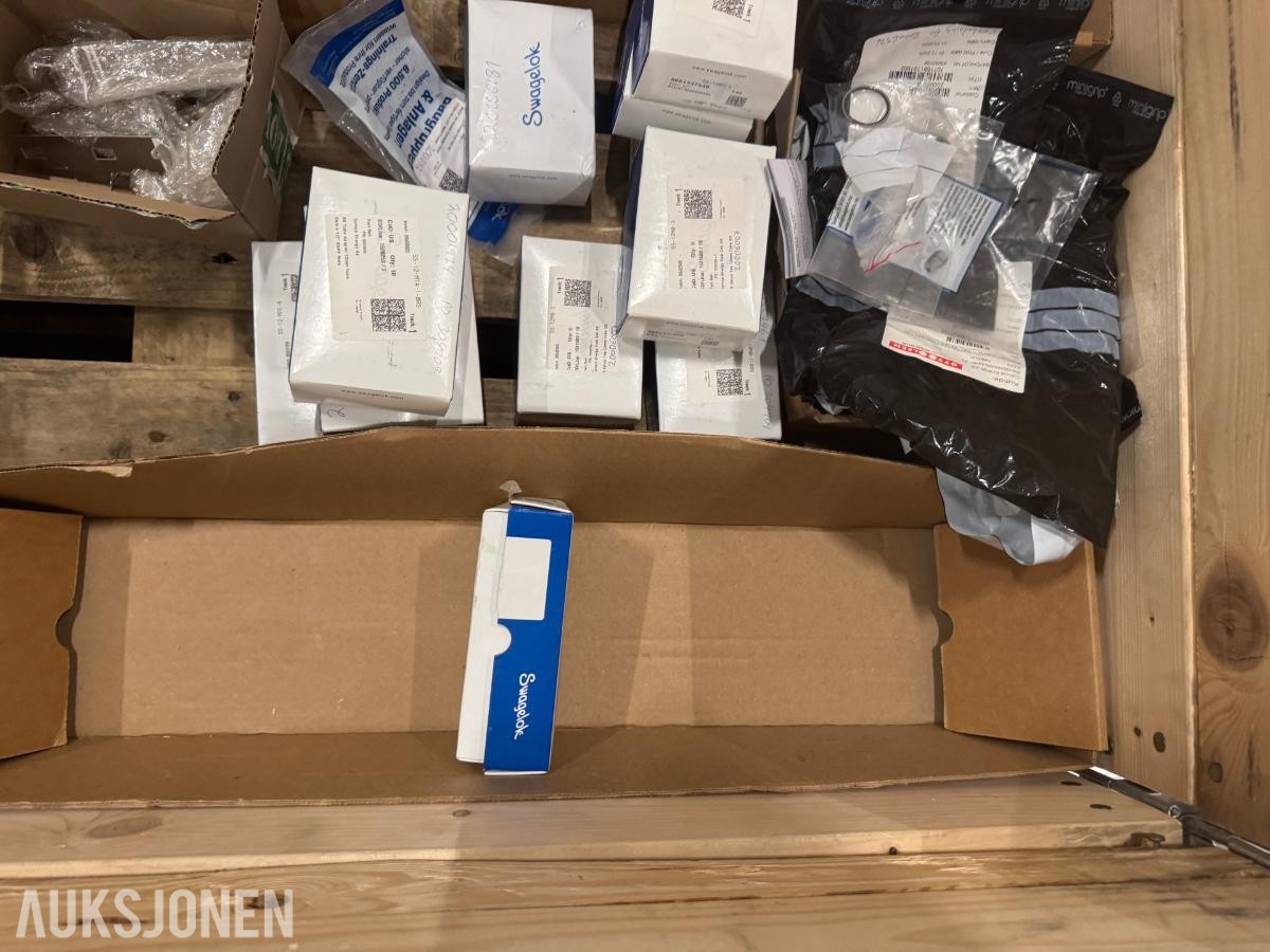 1 pall med diverse rørdeler og fittings
