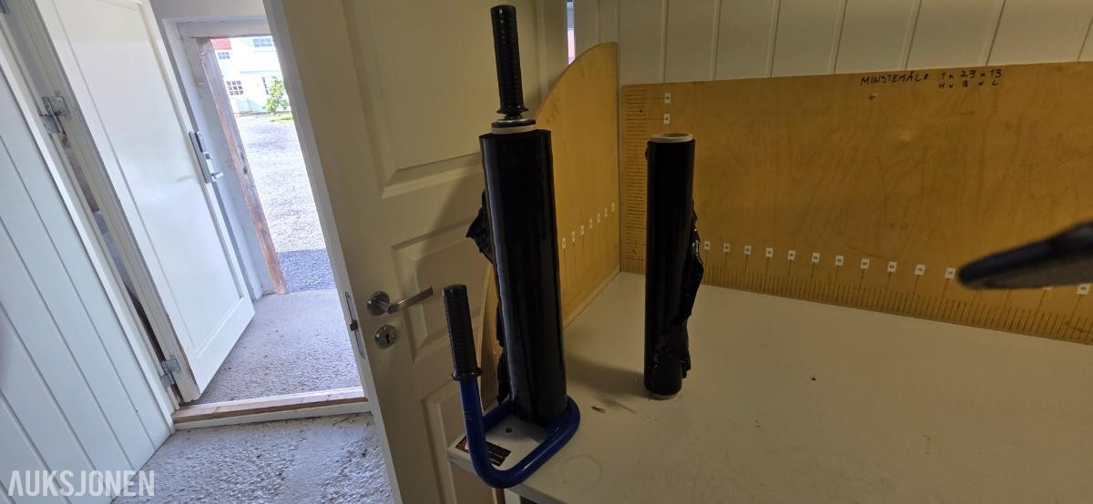 Packebenk med vikt og litt tilbehør