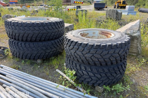 Nokian piggdekk med felg til Valtra T193 - komlett sett - 540/80R38 og 440/80R28 - Selges samlet