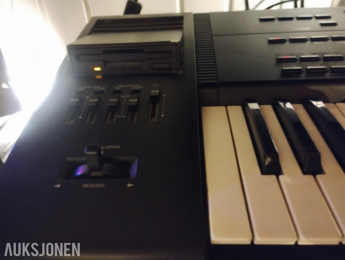 1997 Roland keyboard JV1000