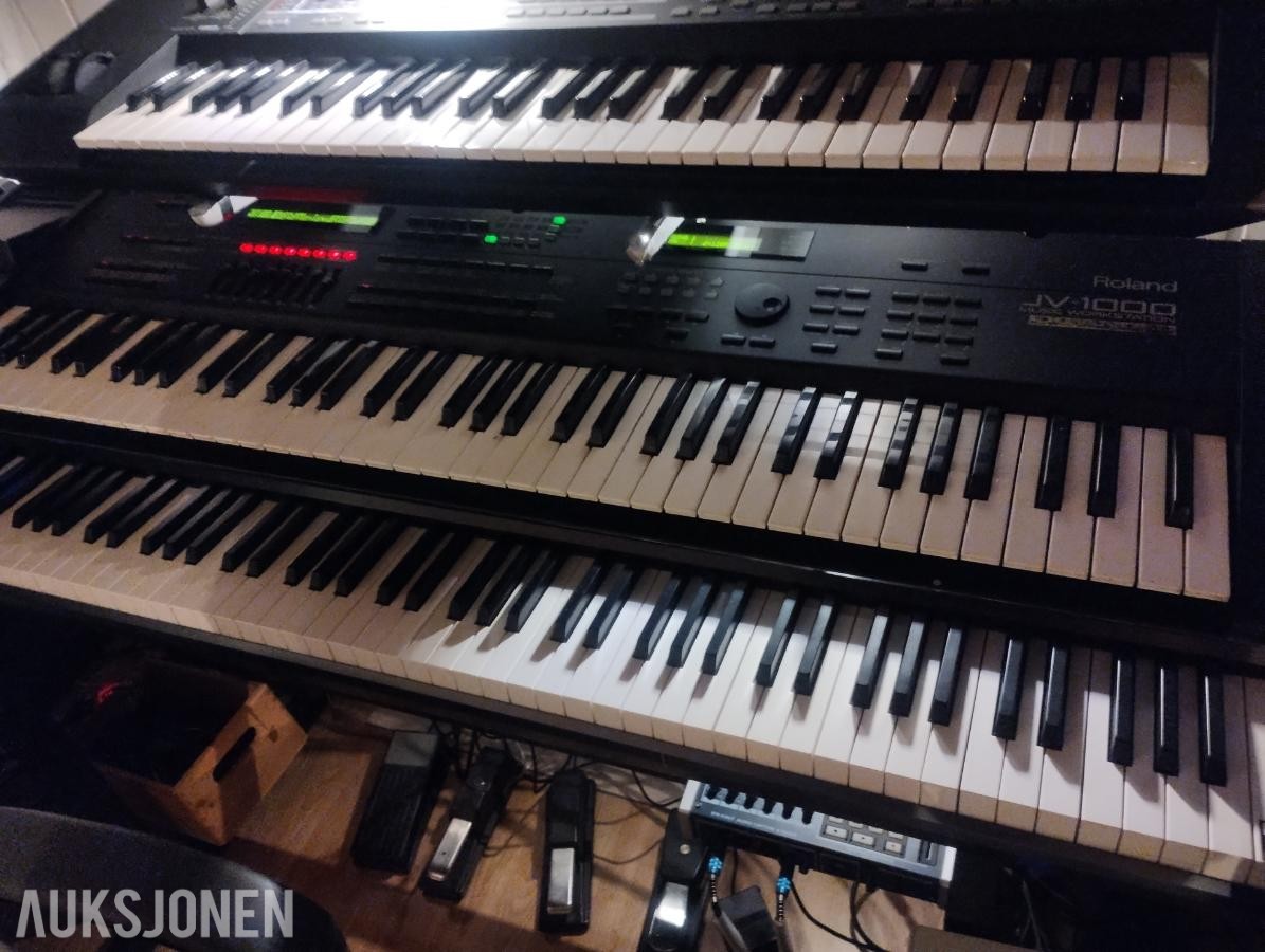 1997 Roland keyboard JV1000