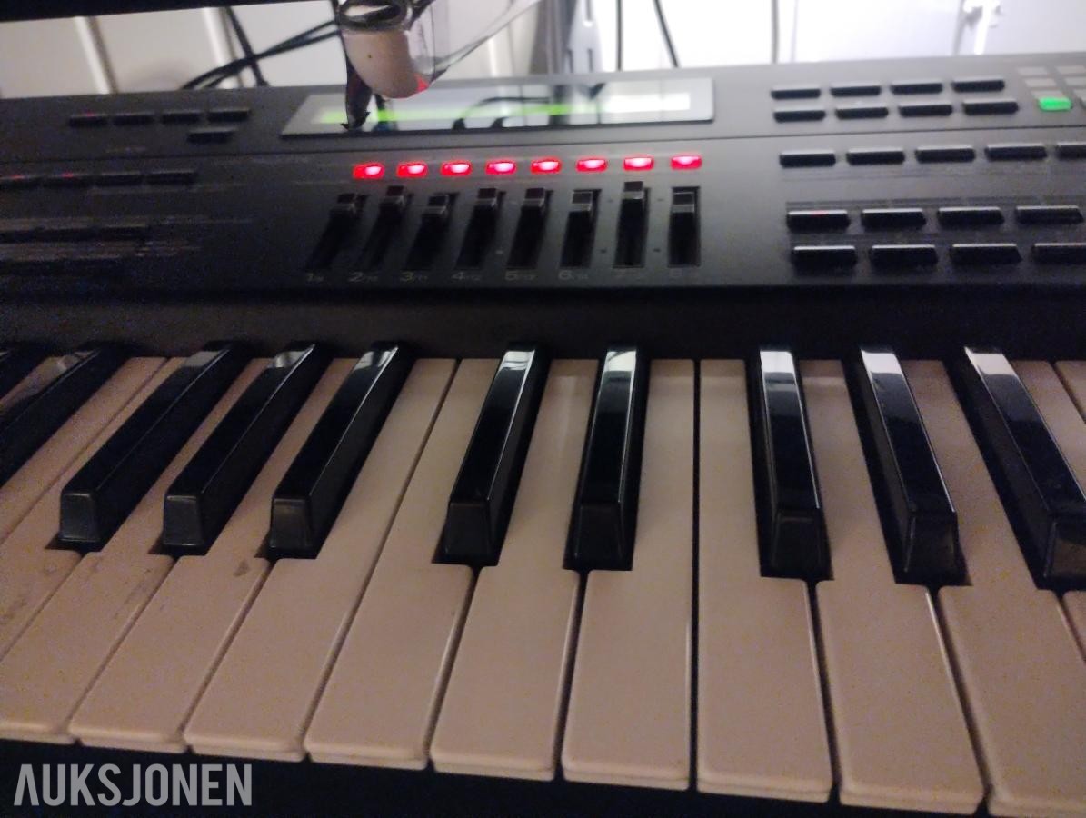 1997 Roland keyboard JV1000