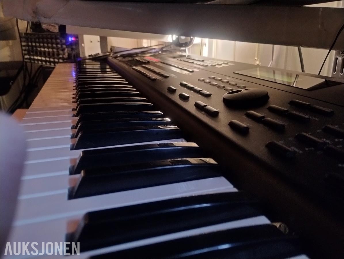 1997 Roland keyboard JV1000