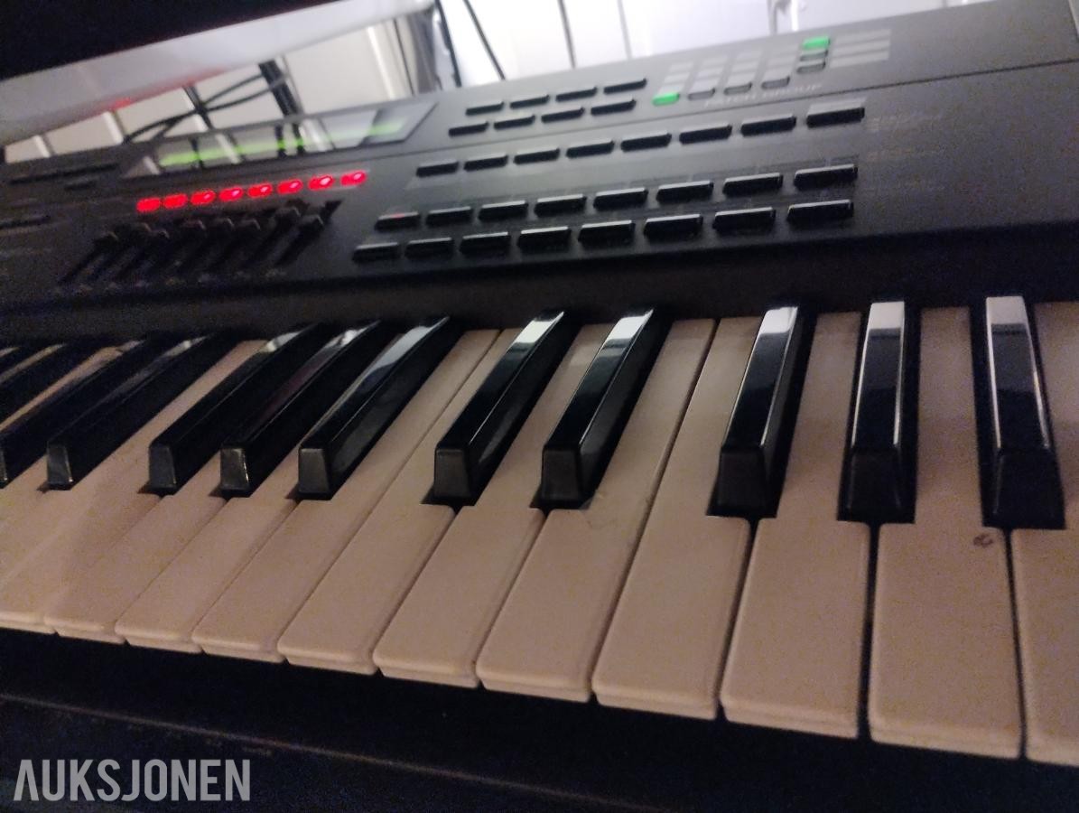 1997 Roland keyboard JV1000