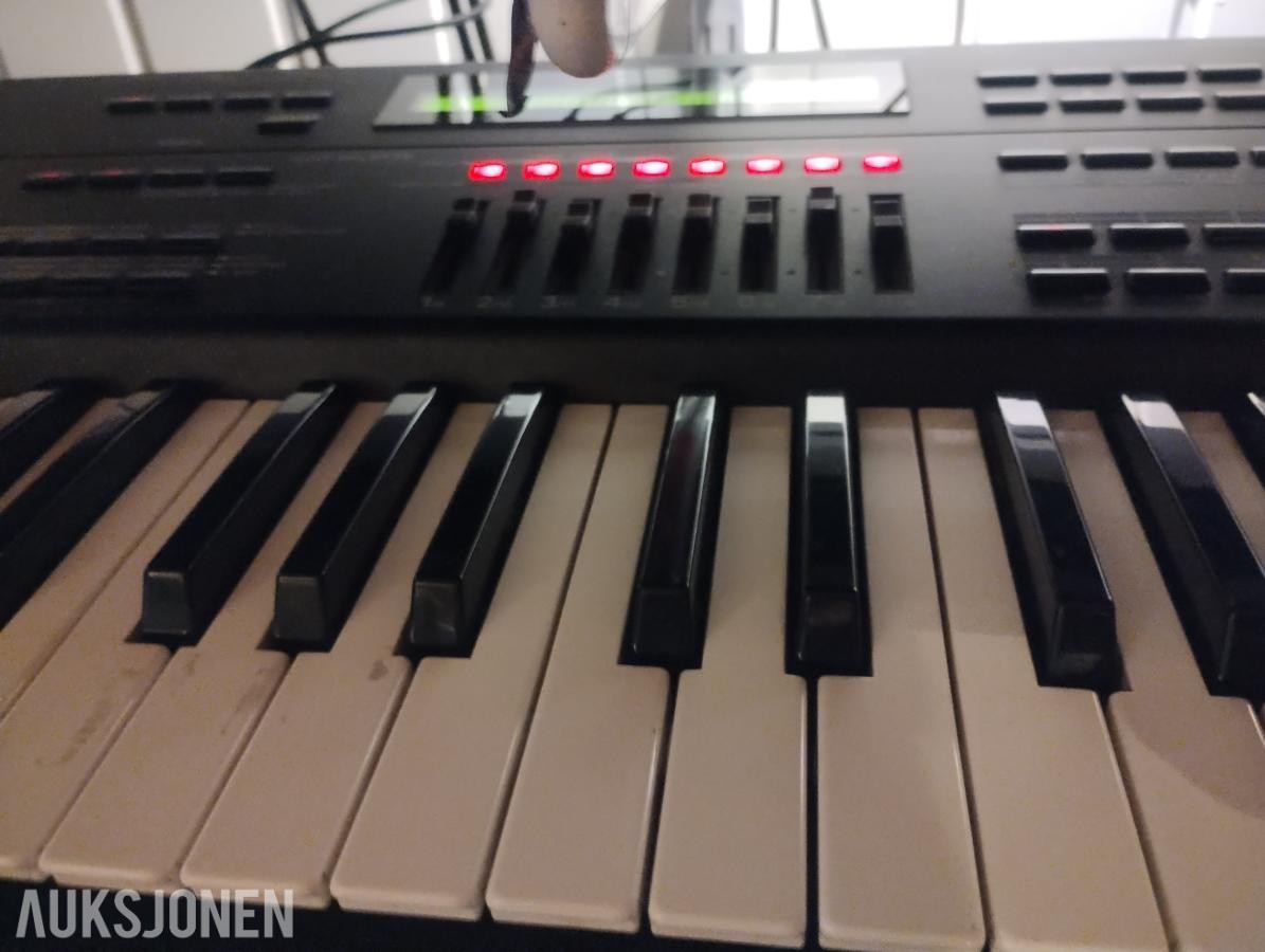 1997 Roland keyboard JV1000