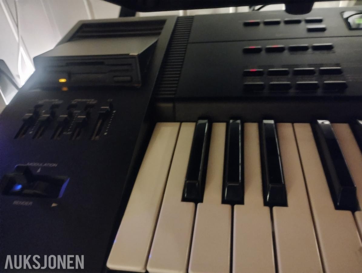 1997 Roland keyboard JV1000