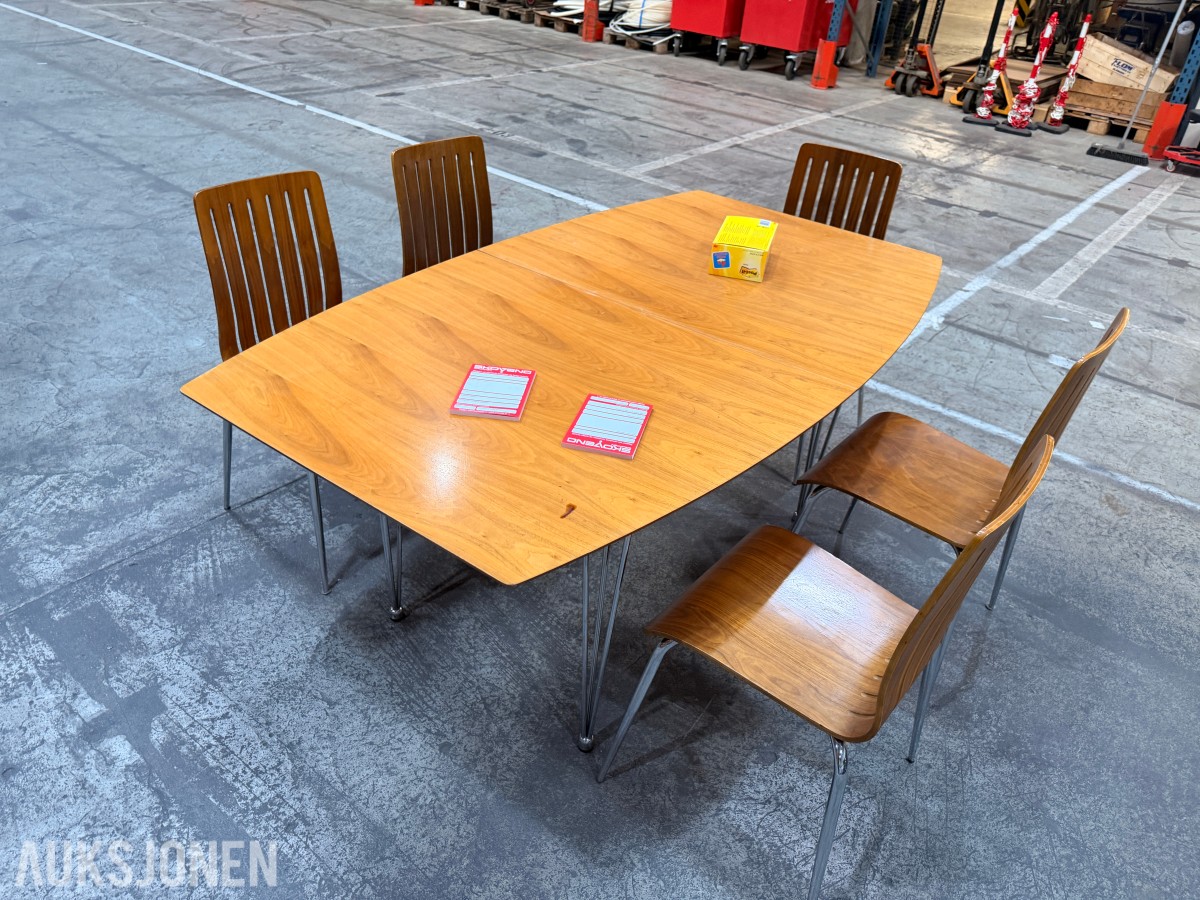Spisebord med 5 stoler og ileggsplate