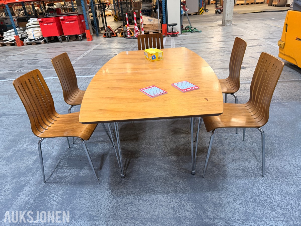 Spisebord med 5 stoler og ileggsplate