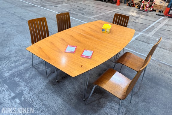 Spisebord med 5 stoler og ileggsplate