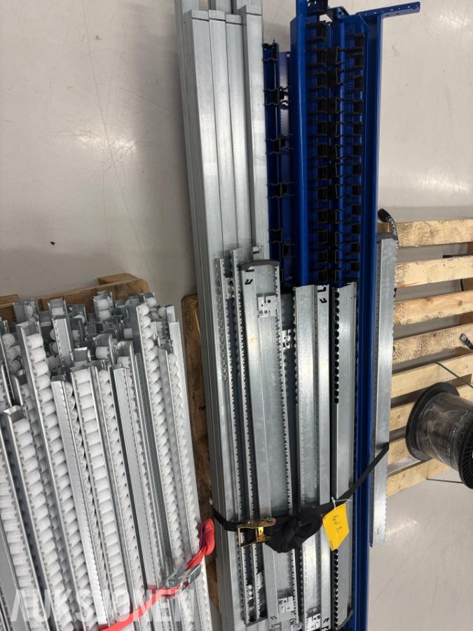 gjennomløpsreol / rullereol med plastkasser