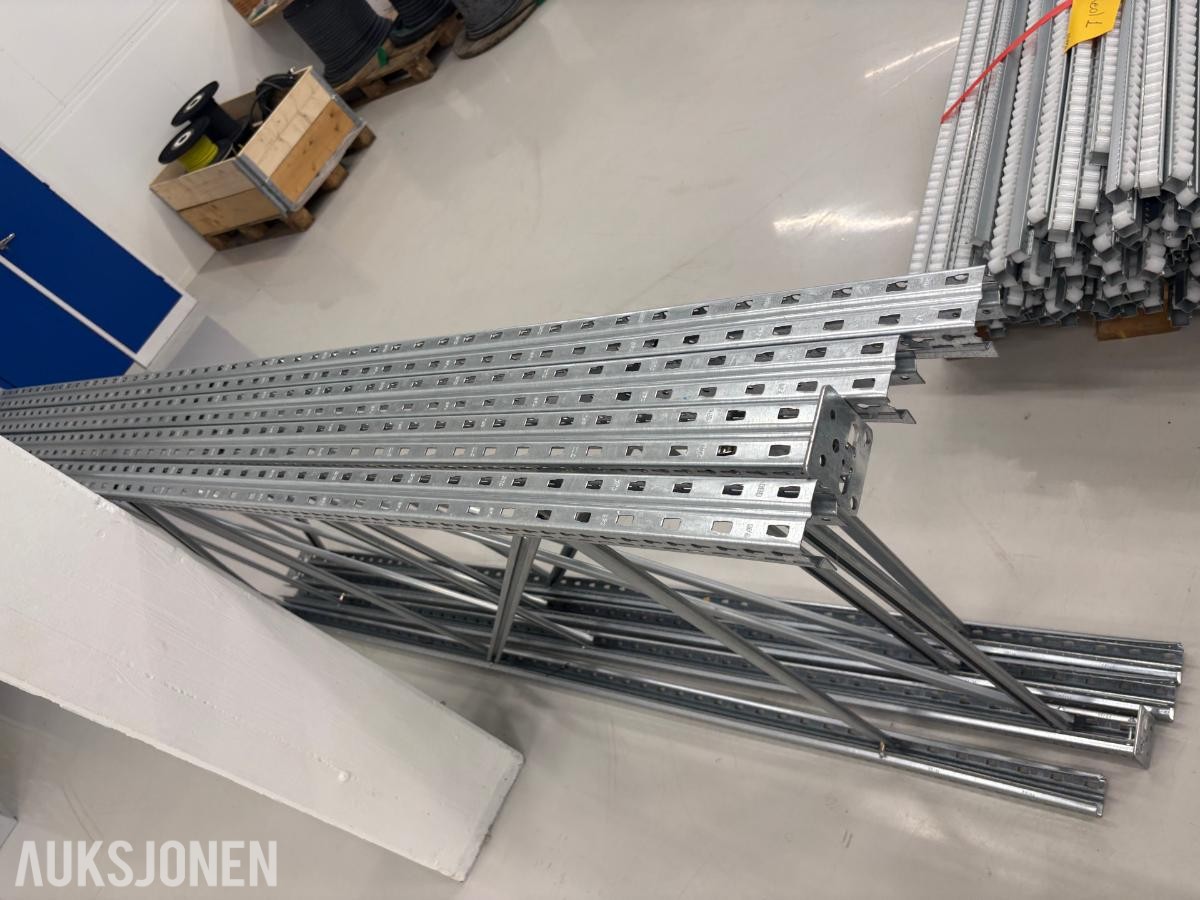 gjennomløpsreol / rullereol med plastkasser