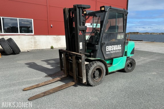 2002 Mitsubishi FD30K Gaffeltruck / Motvektstruck, 10 094 t, sideforskyvning og gaffelbredding