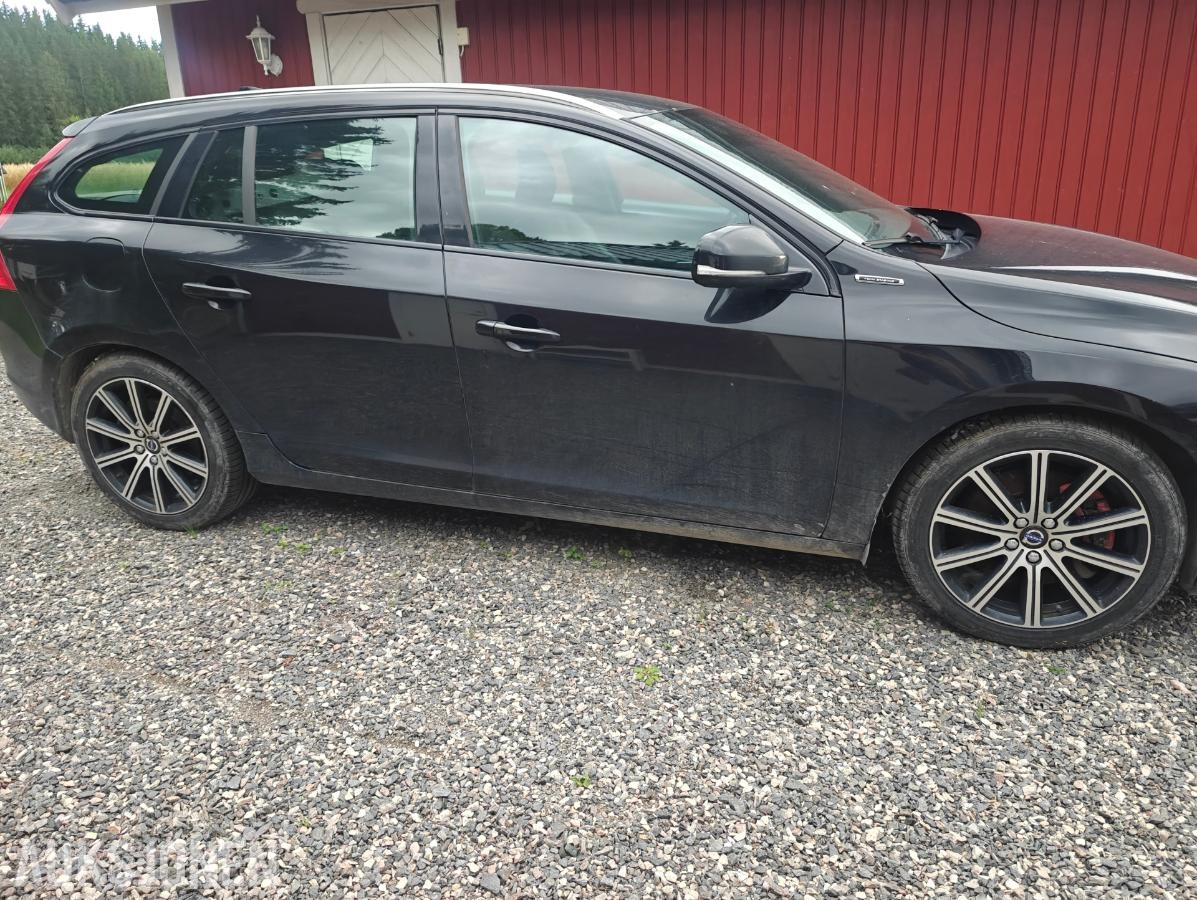 2018 Volvo V60, V60 2.4-220 D AWD, 208186km