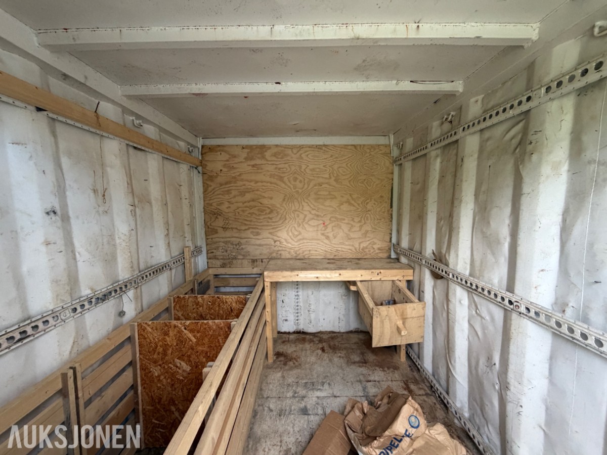 8 fots lager-/verktøycontainer med innredning