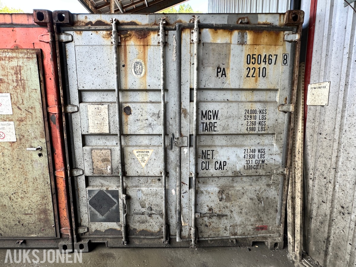 20 fots lagercontainer – tett og fin – med hyller og belysning