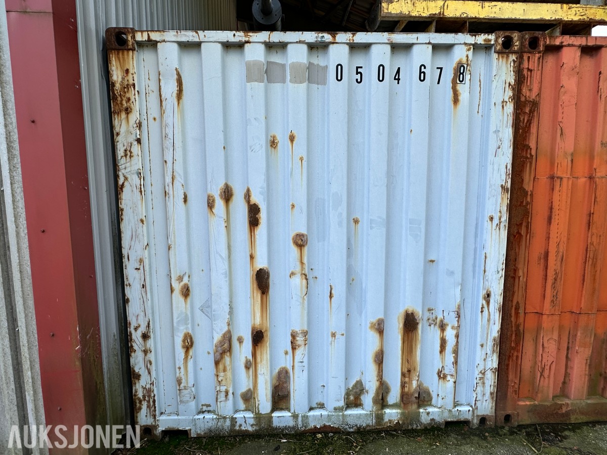 20 fots lagercontainer – tett og fin – med hyller og belysning