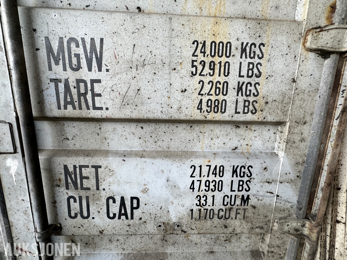 20 fots lagercontainer – tett og fin – med hyller og belysning
