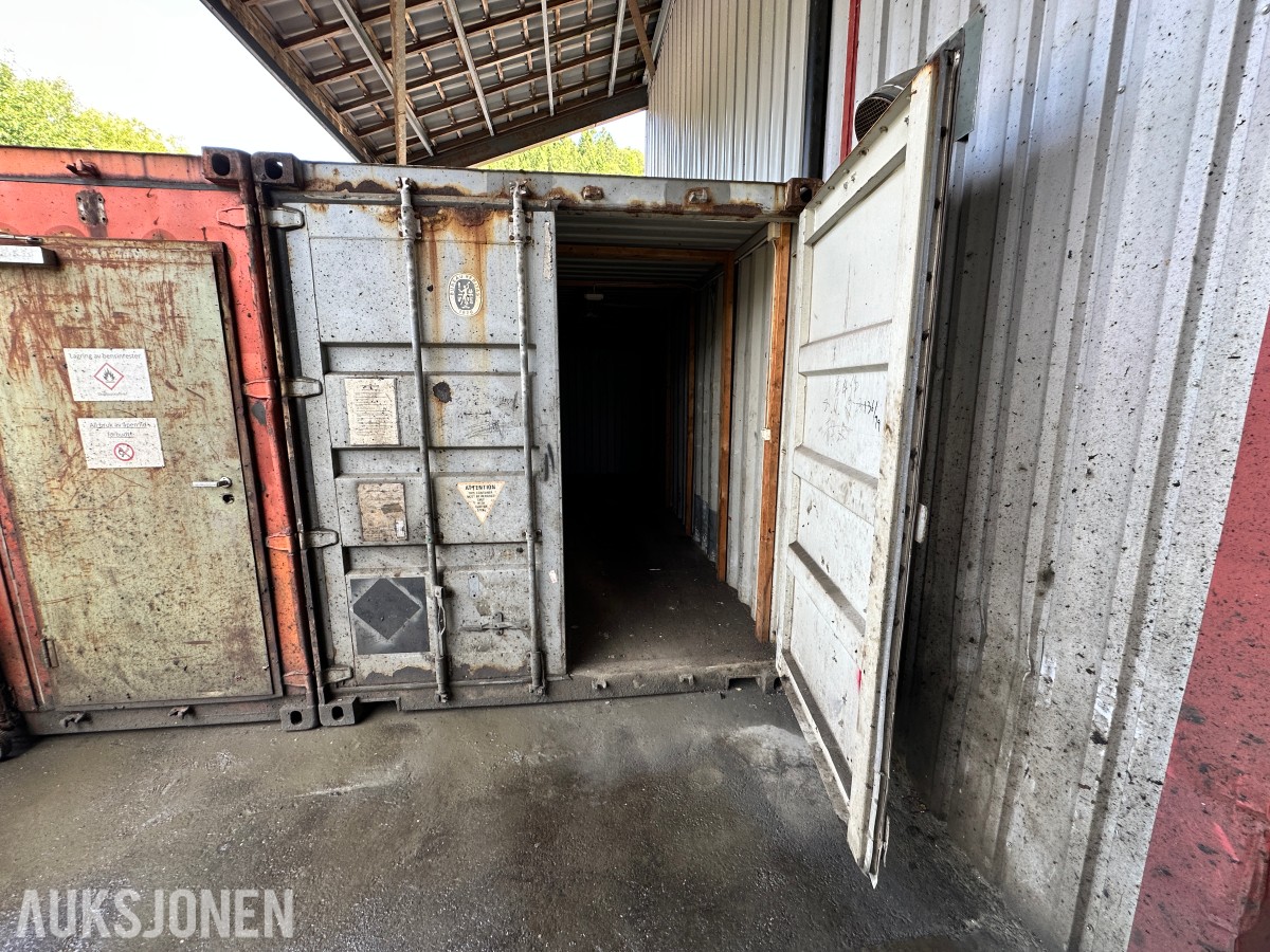 20 fots lagercontainer – tett og fin – med hyller og belysning