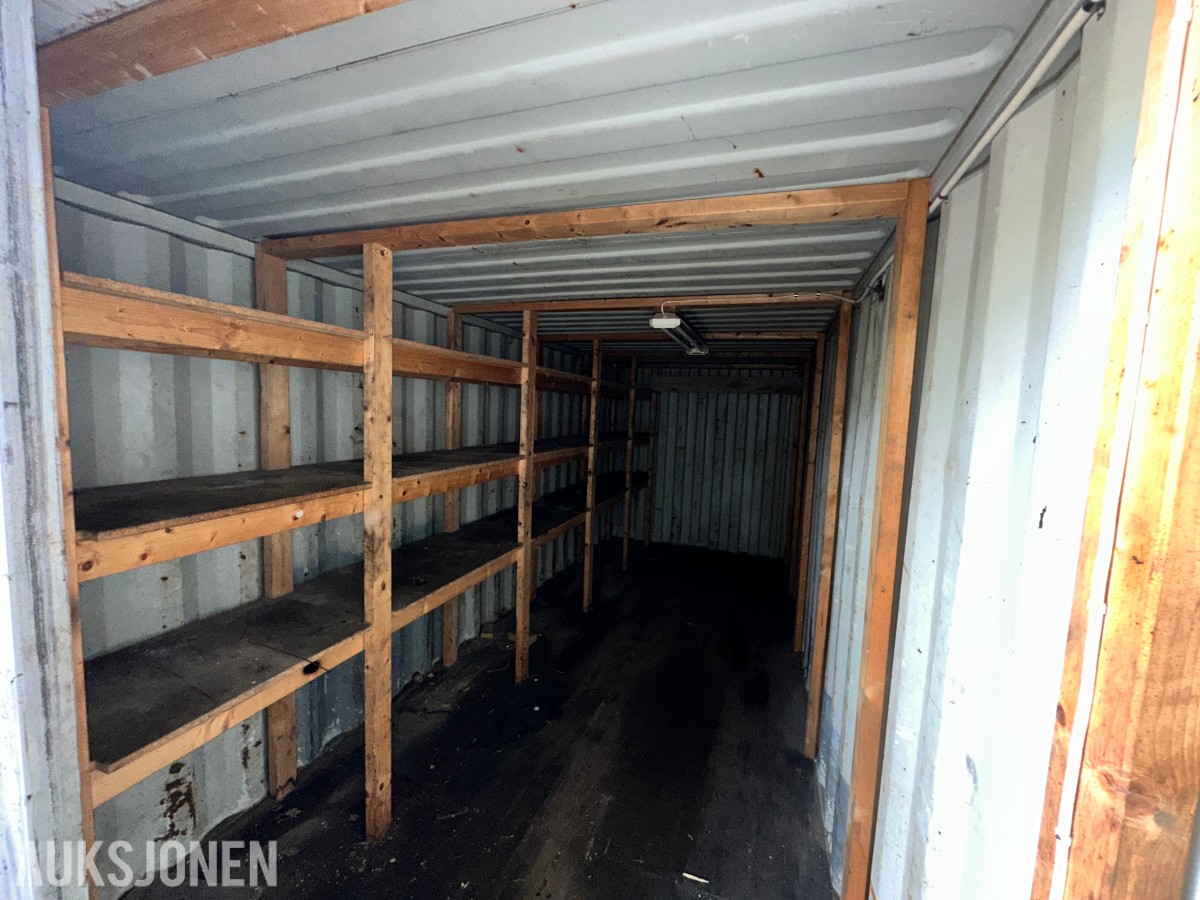 20 fots lagercontainer – tett og fin – med hyller og belysning