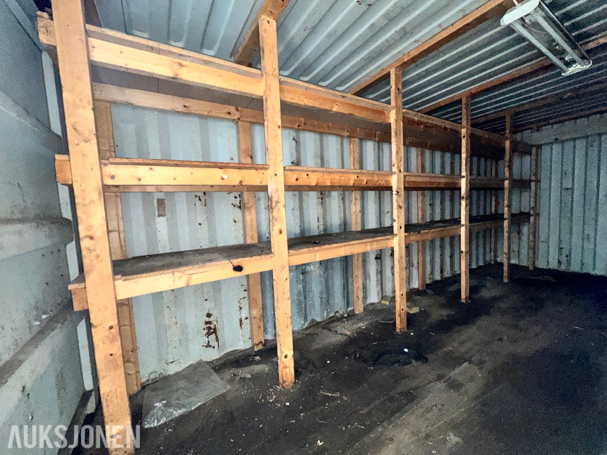 20 fots lagercontainer – tett og fin – med hyller og belysning