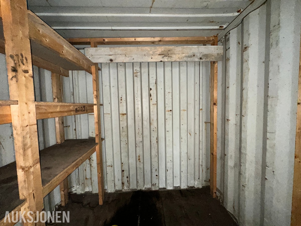 20 fots lagercontainer – tett og fin – med hyller og belysning