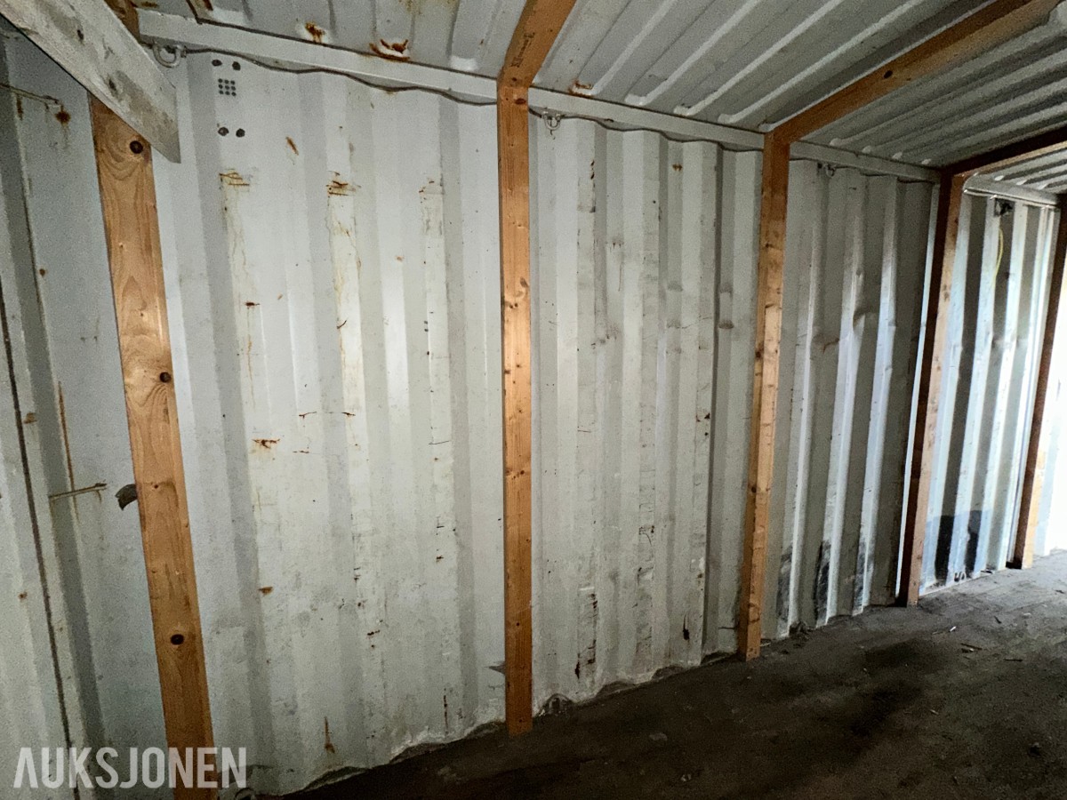 20 fots lagercontainer – tett og fin – med hyller og belysning
