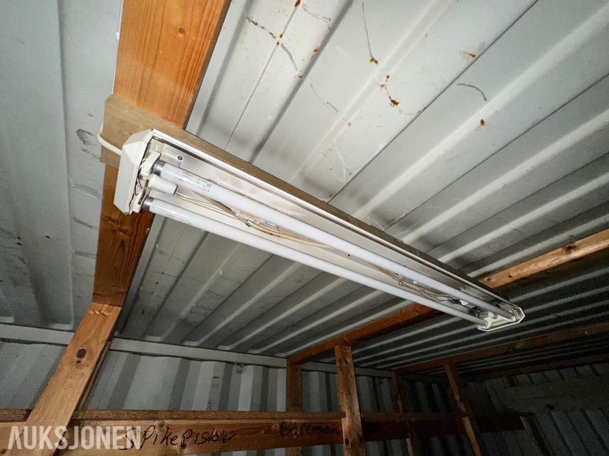 20 fots lagercontainer – tett og fin – med hyller og belysning