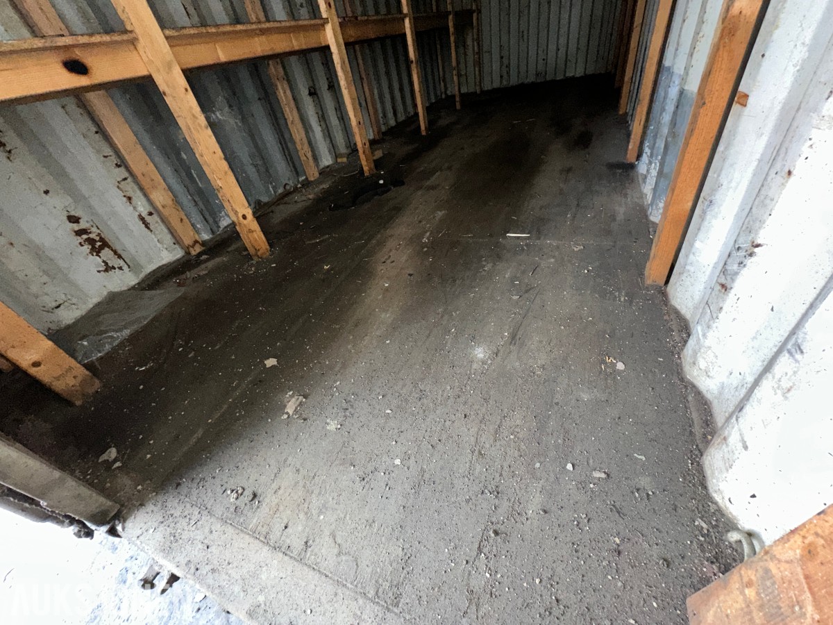 20 fots lagercontainer – tett og fin – med hyller og belysning