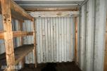 20 fots lagercontainer – tett og fin – med hyller og belysning