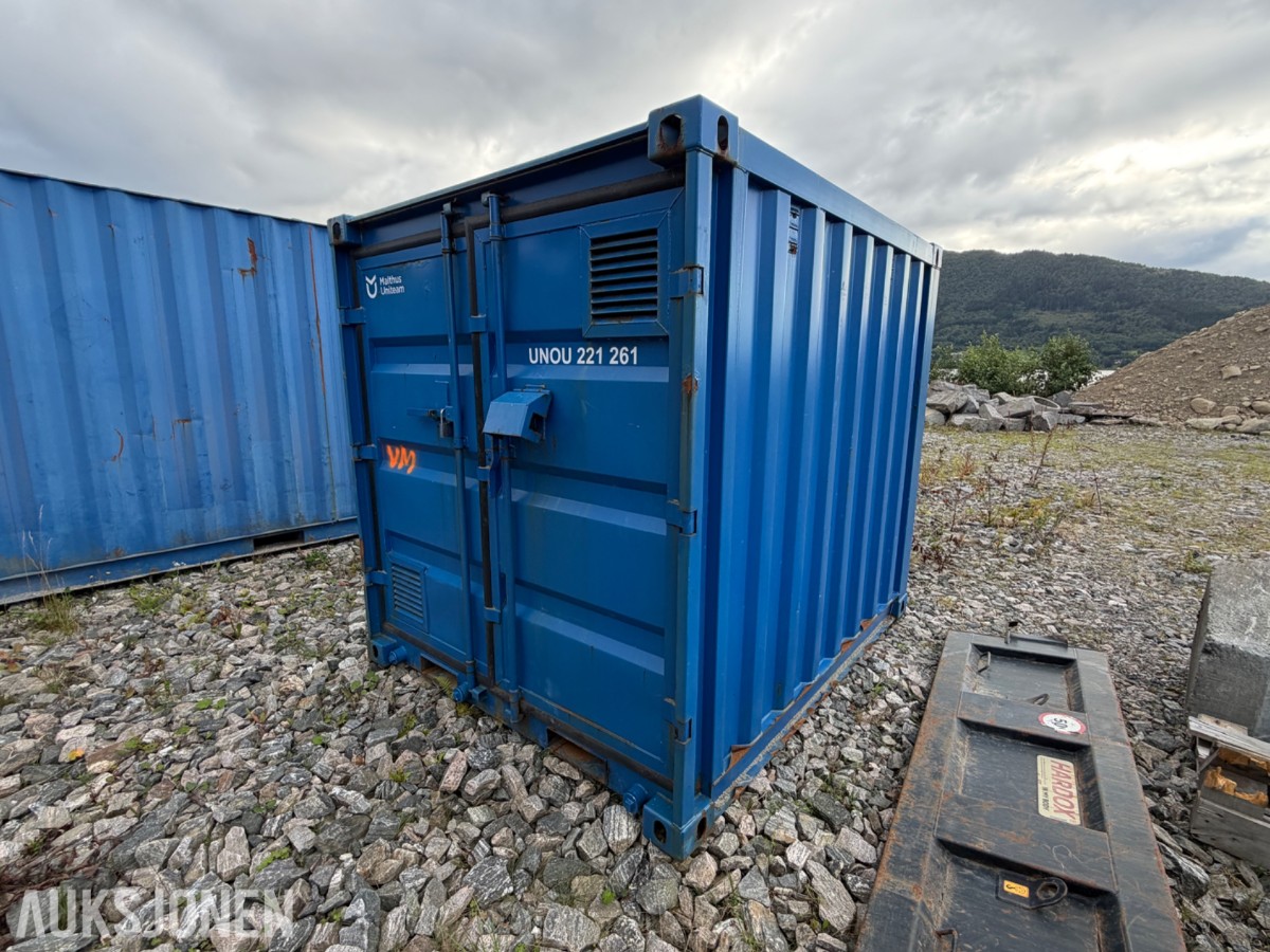 10 fots miljøcontainer med oppsamlingsgulv og diverse innhold