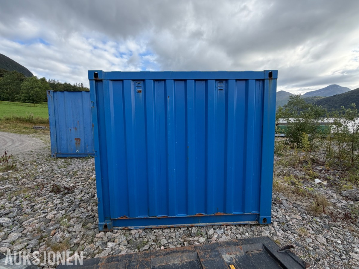 10 fots miljøcontainer med oppsamlingsgulv og diverse innhold