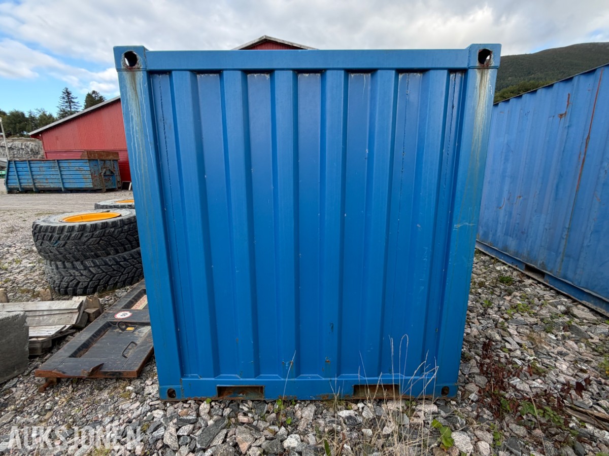 10 fots miljøcontainer med oppsamlingsgulv og diverse innhold