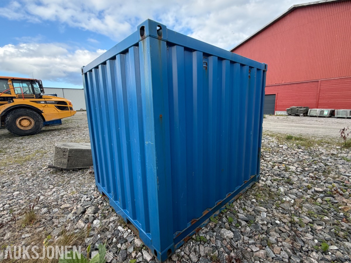 10 fots miljøcontainer med oppsamlingsgulv og diverse innhold