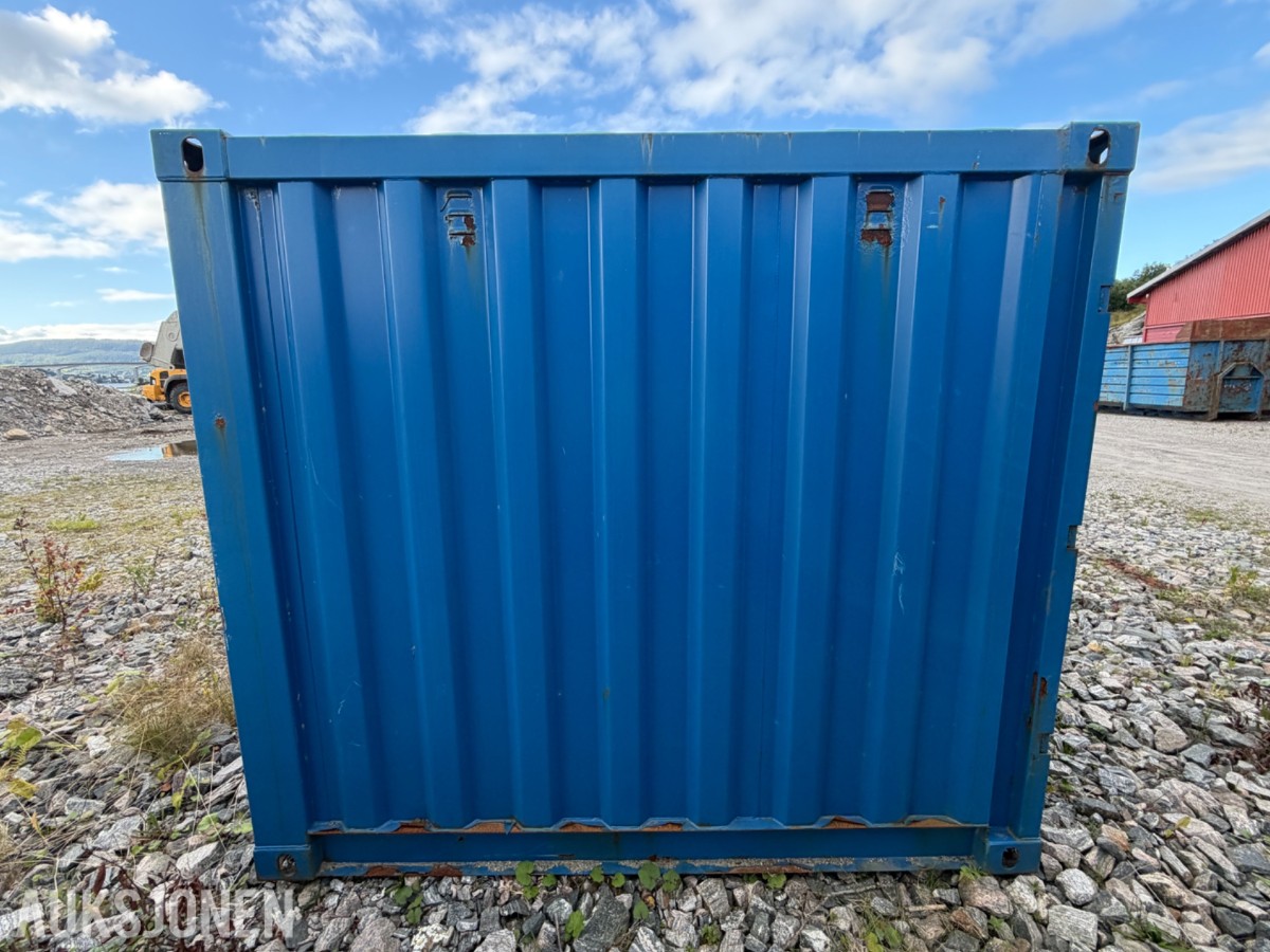 10 fots miljøcontainer med oppsamlingsgulv og diverse innhold