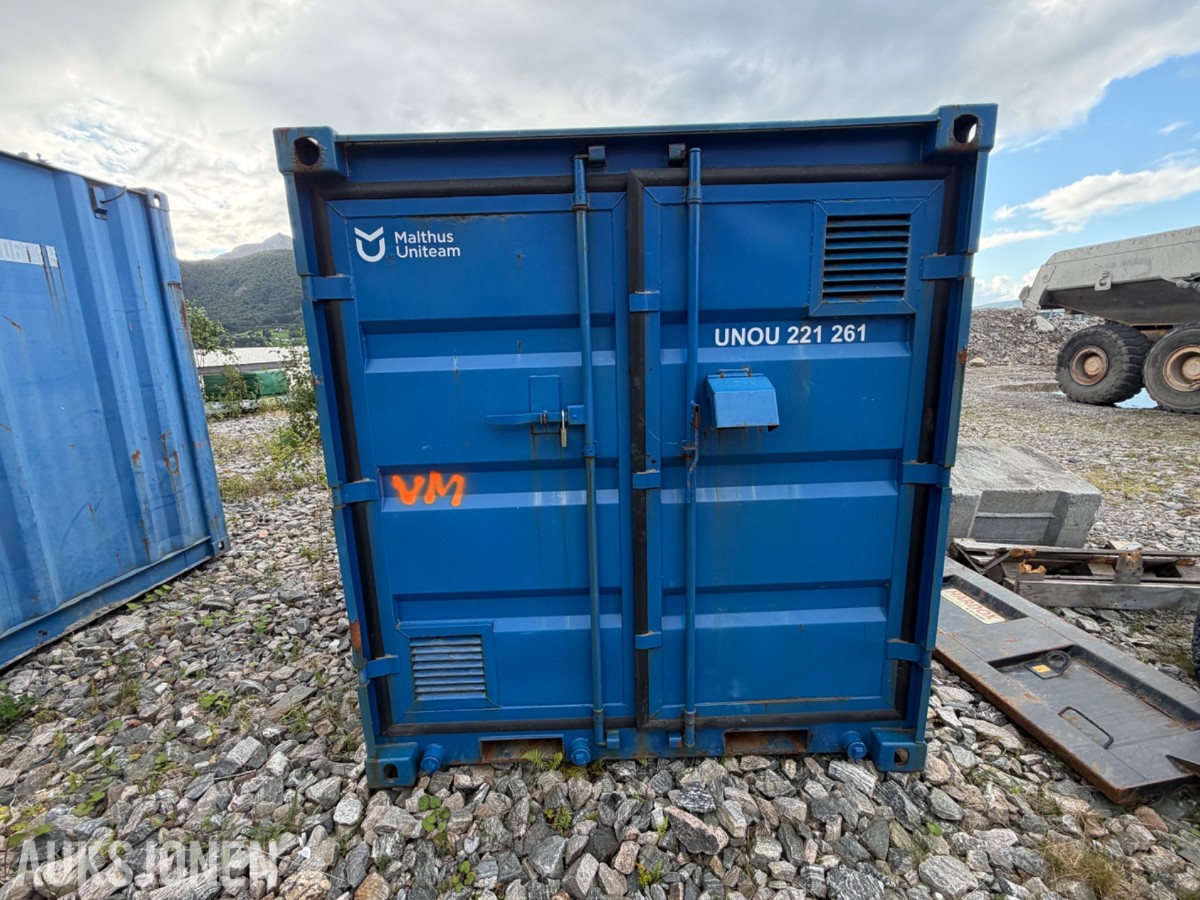 10 fots miljøcontainer med oppsamlingsgulv og diverse innhold