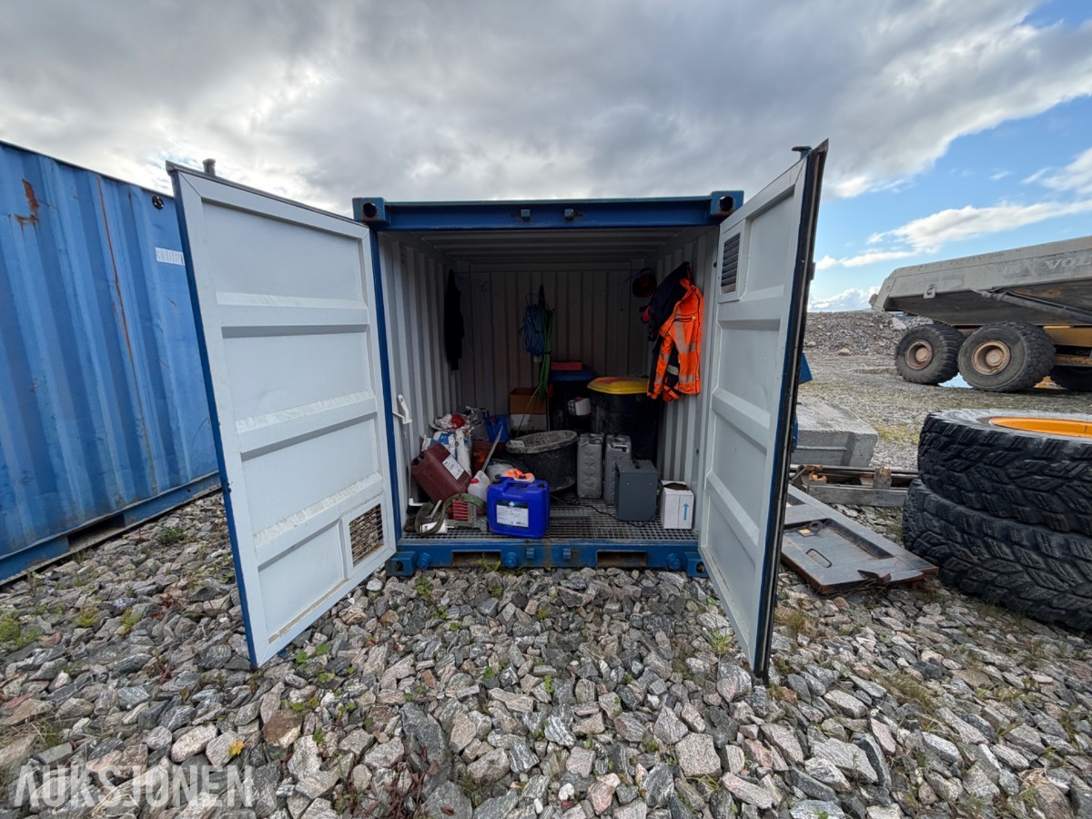 10 fots miljøcontainer med oppsamlingsgulv og diverse innhold