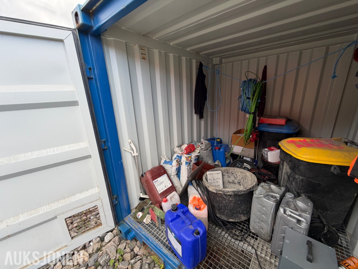 10 fots miljøcontainer med oppsamlingsgulv og diverse innhold
