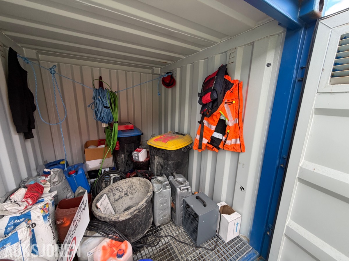10 fots miljøcontainer med oppsamlingsgulv og diverse innhold