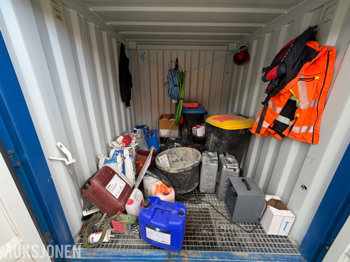 10 fots miljøcontainer med oppsamlingsgulv og diverse innhold