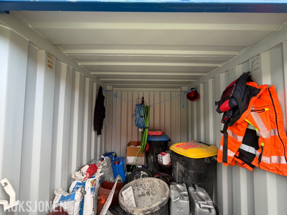 10 fots miljøcontainer med oppsamlingsgulv og diverse innhold