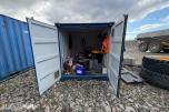10 fots miljøcontainer med oppsamlingsgulv og diverse innhold