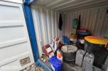 10 fots miljøcontainer med oppsamlingsgulv og diverse innhold