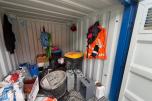 10 fots miljøcontainer med oppsamlingsgulv og diverse innhold