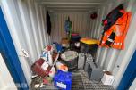 10 fots miljøcontainer med oppsamlingsgulv og diverse innhold
