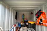 10 fots miljøcontainer med oppsamlingsgulv og diverse innhold