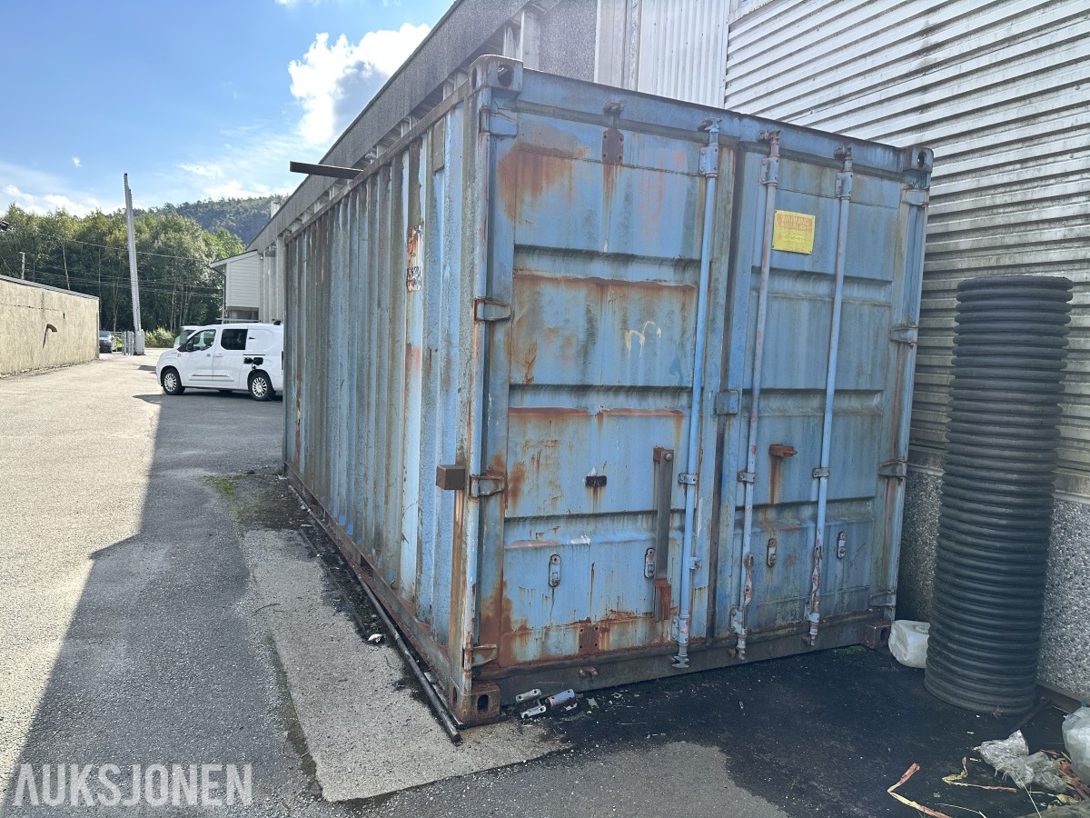 20 fots lagercontainer med hyller og elektrisk opplegg