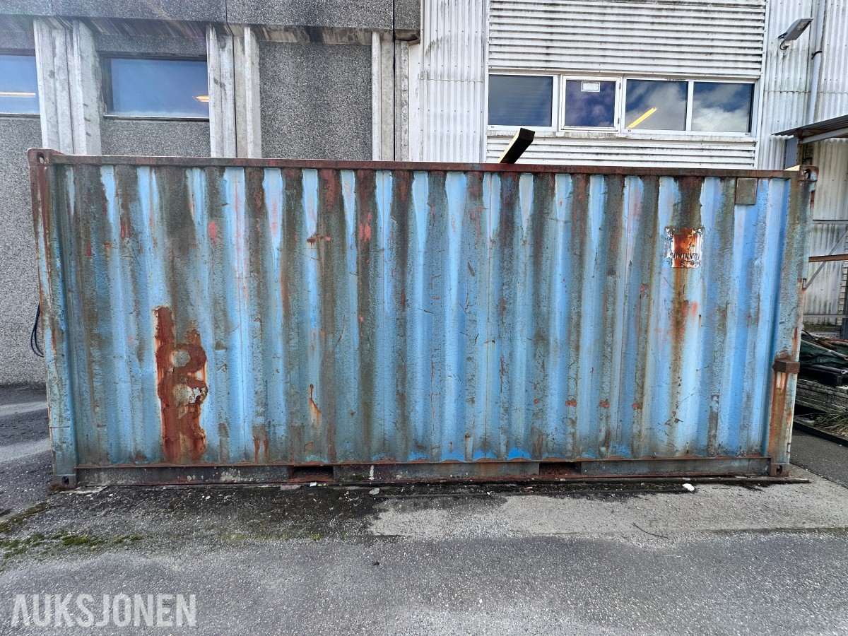 20 fots lagercontainer med hyller og elektrisk opplegg